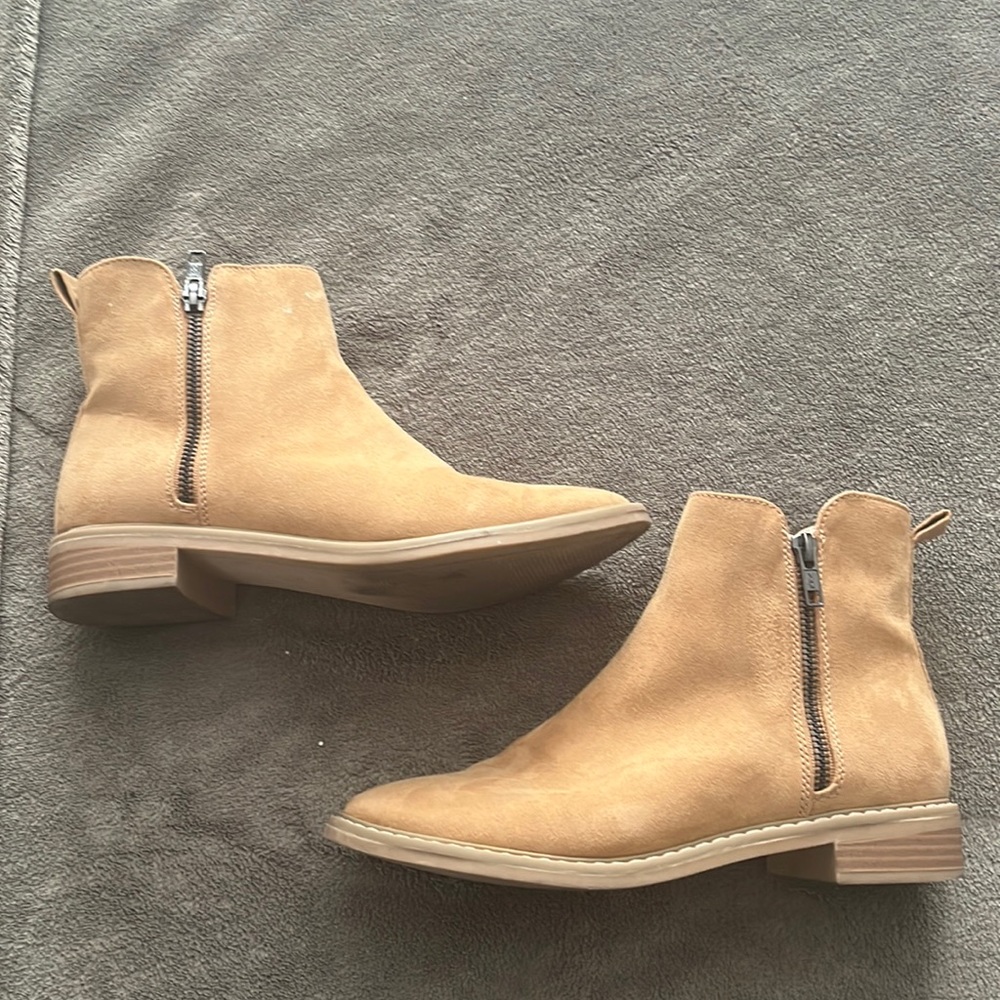 Tan suede ankle boots w zipper!